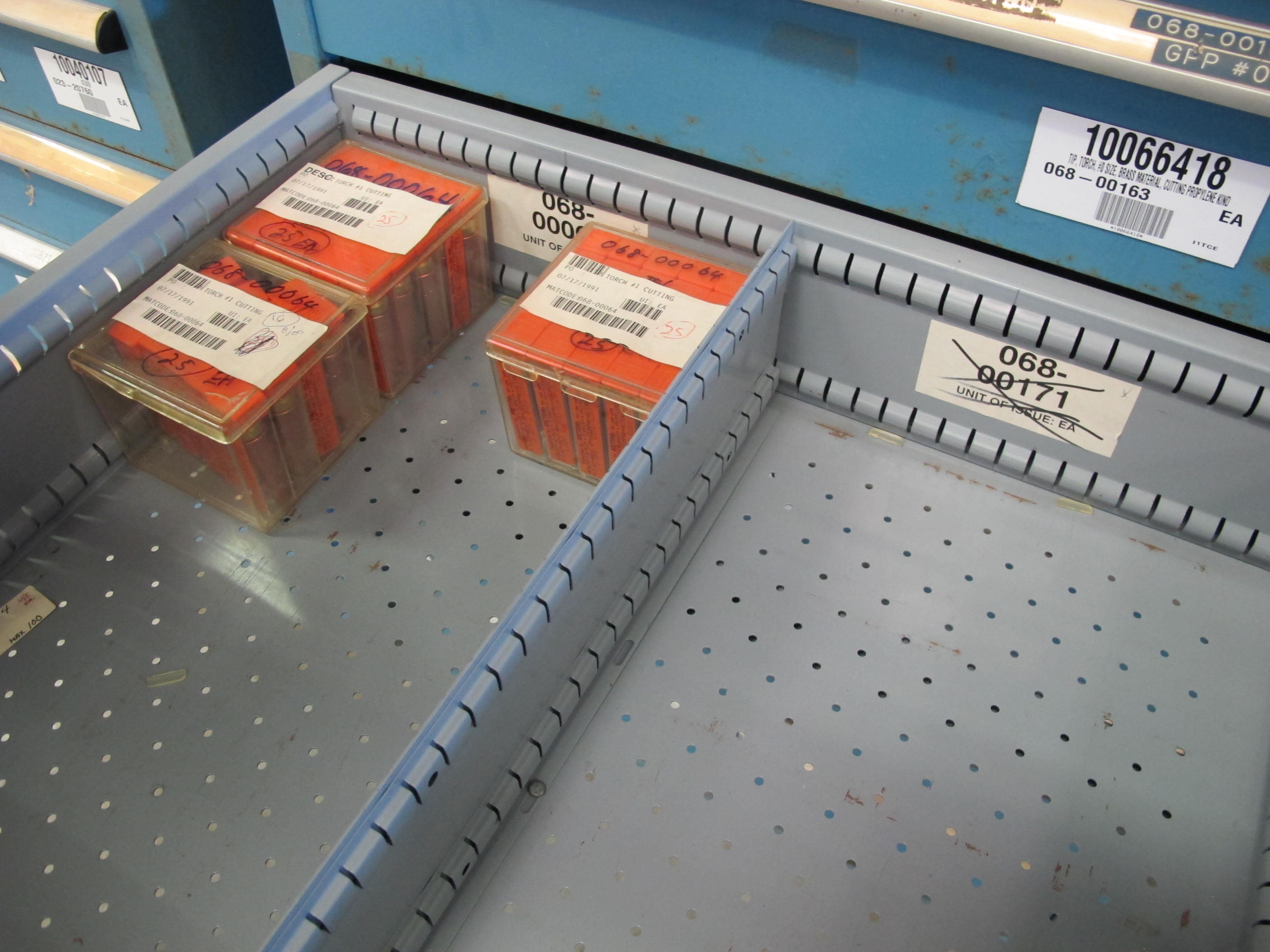 LISTA HEAVY DUTY 10-DRAWER PARTS CABINET W/ CONTENTS (W-44) LOADING & HANDLING FEE $25-